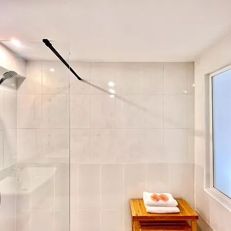 Beachfront Luxe 1 By Gloove Apartment